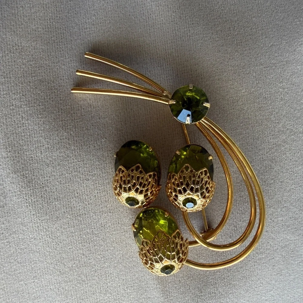 Vintage Sarah Coventry “Touch of Elegance” Brooch | Olivine/Peridot Green | D&E